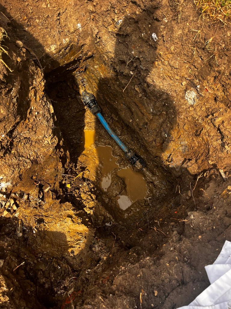 Underground water pipe repair in an excavated trench